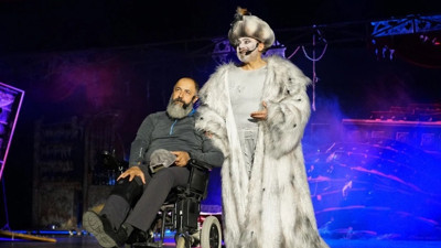 Mehmet Özgür rahatsızlanınca yerine yönetmen sahneye çıktı