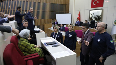 Tanju Özcan’a su şişesi fırlatmıştı. Özür dilemeyen AKP’li Meclis üyesi dışarı çıkartıldı