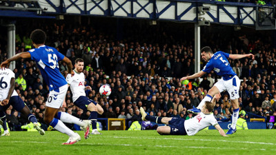 Everton son nefeste maça tutundu. Kırmızı kartlar havada uçuştu