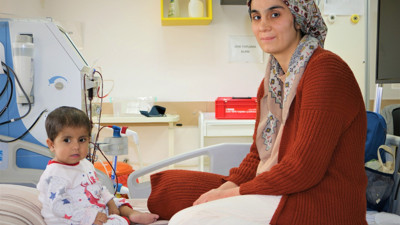 Doğar doğmaz diyalize giren 3 yaşındaki Asel yaşıtlarıyla oynamak için gün sayıyor