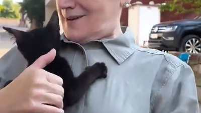 Akşener'in kediyi sevdiği sıcak anlar sosyal medyada gündem oldu