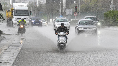 İzmir'de sağanak yaşamı olumsuz etkiledi