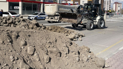 'Tapulu arazim' dedi yolu trafiğe kapattı