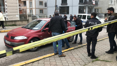 Yol verme kavgası kanlı bitti: Otomobildeki 2 kişi silahla yaralandı