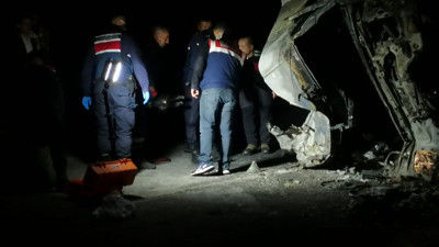 Feci kaza. Devrilerek alev alan tırda sıkışan 2 kişi öldü