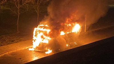 İşçi servisi alev alev yandı, facianın eşiğinden dönüldü