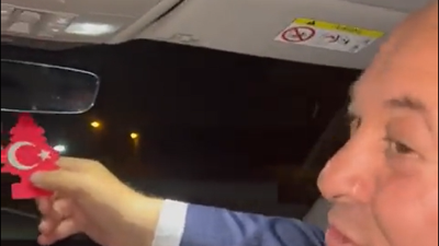 Cemal Enginyurt ‘eşkıya dünyaya hükümdar olmaz’ paylaşımı yaptı. Türk bayrağını eliyle tutarak ‘sana söz’ dedi