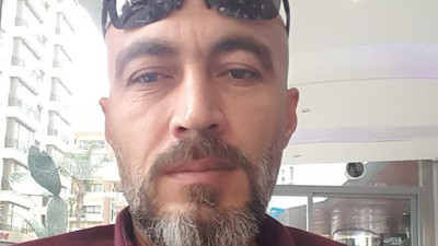 Eşini 40 kilometre kaput üzerinde götüren koca tutuklandı