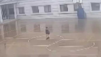 Töreni kaçıran öğrenci yağmur altında tek başına İstiklal Marşı okudu