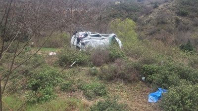 Bilecik'te otomobil şarampole yuvarlandı: 3 yaralı