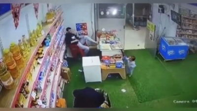 Küçük çocuk bisküviyi alıp kaçtı. Bakkal ne yapacağını şaşırdı