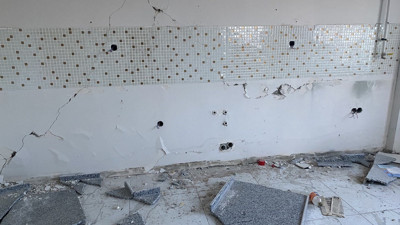 Deprem bölgesinde yıkılmak üzere olan evin mutfak tezgahını, zemin parkelerini bile çaldılar