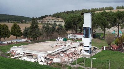 İki katlı bina yerle bir olurken asansör kulesi sapasağlam ayakta kaldı