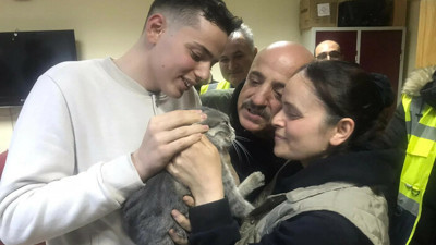 Depremzede aile kayıp kedilerine iki ay sonra kavuştu