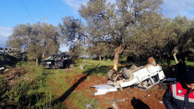 Çarpışan kamyonet ile otomobil zeytinliğe uçtu: 8 yaralı