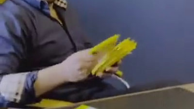 Türk pasaportunun düştüğü içler acısı durum. İranlı emlakçı Ortadoğulu müşterilerinin yeni pasaportlarını masaya fırlattı