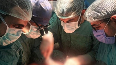 Kadın hastadan 42 kilogram tümör çıkartıldı