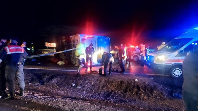 Belediye personellerini taşıyan otobüs devrildi: 3 ölü, 14 yaralı. Deprem bölgesinden dönüyordu