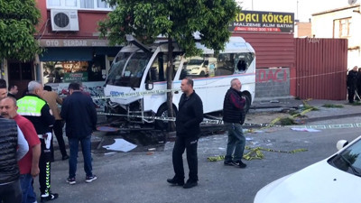 Dolmuş durağa daldı: 1 kişi öldü 7 kişi yaralandı