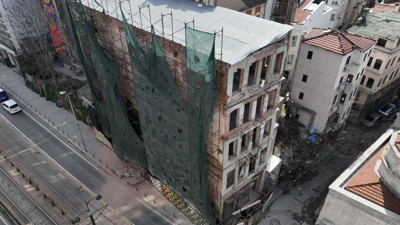 Beyoğlu'nda metruk binanın çökme riski: Çevrede güvenlik önlemi alındı