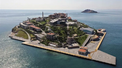 Yassıada yıllık 4.2 milyon TL'ye Albayrak Gruba devredildi. 140 milyon dolara mal olmuştu