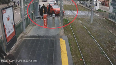 Kontrolden çıkan otomobil tramvay durağına daldı