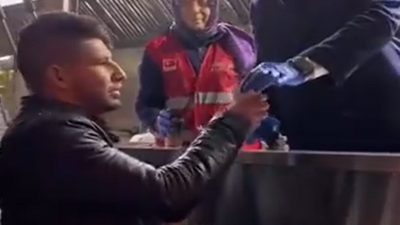 AKP’li belediye başkanı çorba dağıttığı kimseyle anlaşamadı. Çünkü hepsi yabancıydı ve Türkçe bilmiyordu