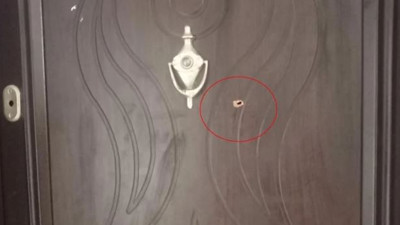 Tabancayla ateş etti, kapının arkasındaki komşusunu öldürdü