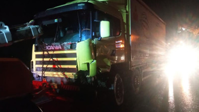 İki tır çarpıştı. Uzun kuyruklar oluştu