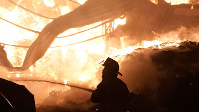 Dünyanın en büyük toptancı pazarı yandı. Alevler kilometrelerce uzaktan görüldü