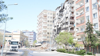 Diyarbakır’da bir kısmı çöken ağır hasarlı binanın kontrollü yıkımı başladı