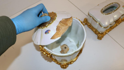 Süs eşyalarının altından bakın neler neler çıktı. İlk bakışta süs eşyası ama