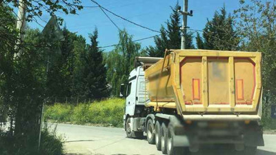 Hafriyat kamyonları şehir içinde tehlike yaratıyor. 85 yaşındaki vatandaş kamyonun altında kaldı