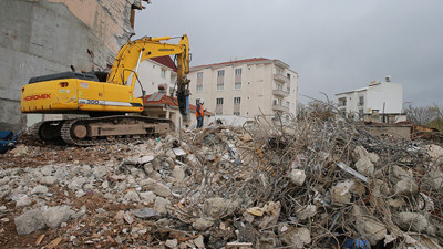 Camları bile kırılmadan yan yatan binanın enkazı kaldırılıyor