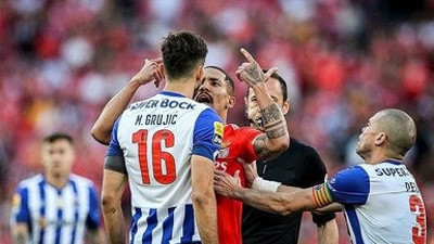 Porto Benfica'nın fişini çekti
