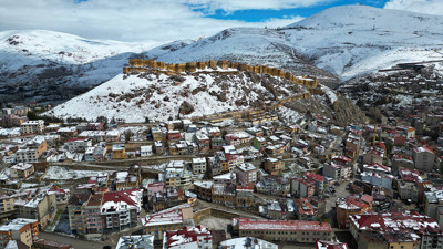 Bayburt Kalesi ilkbaharda karla kaplandı
