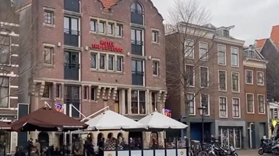 Amsterdam’da evlerin neden yamuk olduğu ve tepelerinde kanca olduğu belli oldu
