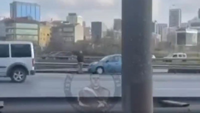 İstanbul'da aracını sağa çekti akan trafiğe rağmen namaz kıldı