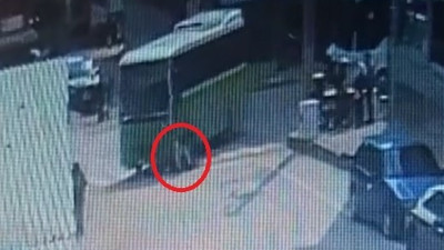 Özel halk otobüsü yaya geçicinde anne ve oğluna çarptı