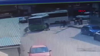 Halk otobüsünün anne ve oğluna yaya geçidinde çarptığı anlar kamerada