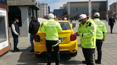 Taksi sürücüleri turistleri mağdur etti
