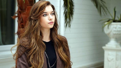 Afra Saraçoğlu verdiği pozlarla takipçilerini ikiye böldü