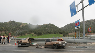 Kaza yapan otomobil ikiye bölündü