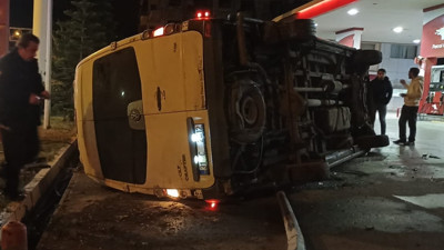 Minibüs benzin istasyonuna daldı