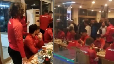 Balıkesirsporlu futbolculara yemek yerken kendi taraftarları saldırdı. Sen misin yemek yiyen