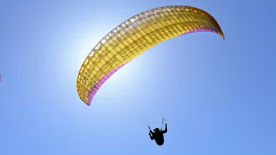 Yamaç paraşütü yaparken onlarca metre yüksekten yere çakıldı
