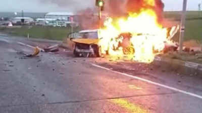 Taksiye çarpan otomobil böyle patladı