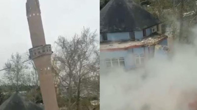 Hasarlı caminin minaresi böyle yıkıldı