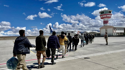 Yürüyerek geldiler. Ağrı'da 365 Afgan göçmen uçakla sınır dışı edildi