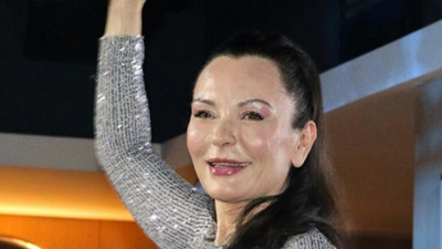 Sibel Alaş şarkısının sözlerini unuttu! “Yaşlanıyor muyuz ne”